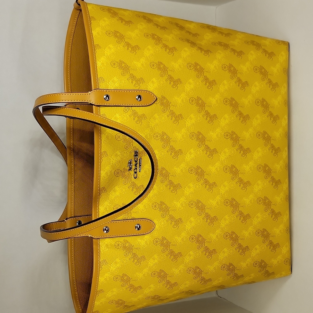 Coach REVERSIBLE CITY TOTE IN SIGNATURE CANVAS WITH HORSE AND CARRIAGE